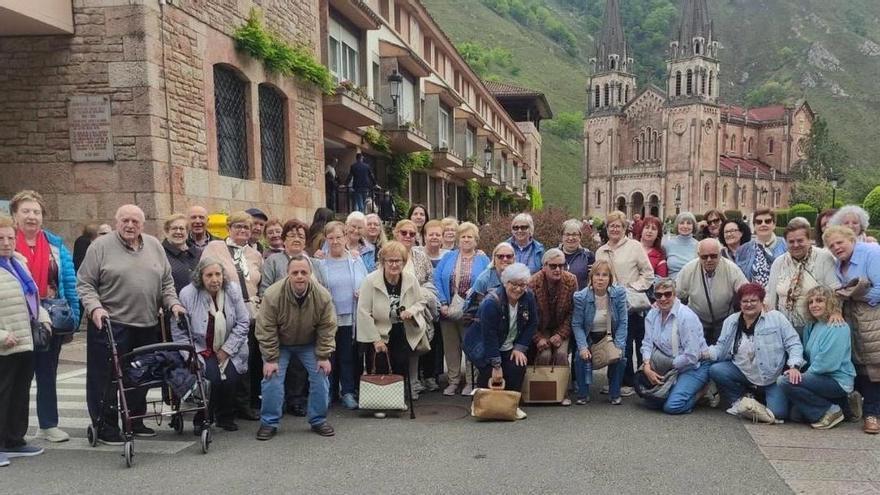 La Asociación Libre de Mujeres de La Corredoria cumple con su cita anual en Covadonga