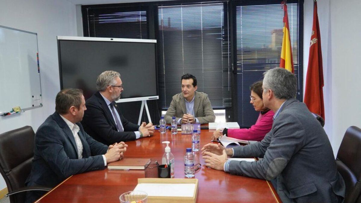 Reunión del alcalde y el consejero.