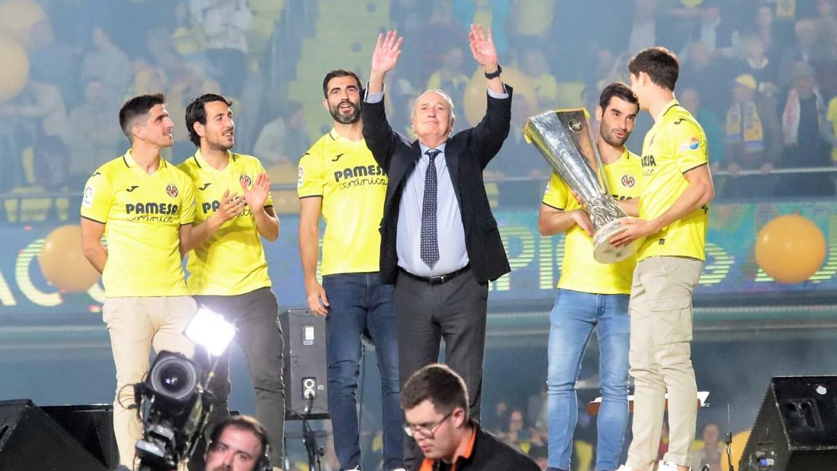 El presidente del Villarreal, Fernando Roig, aplaude a la afición junto a los capitanes del primer equipo en la Fiesta del Centenario.