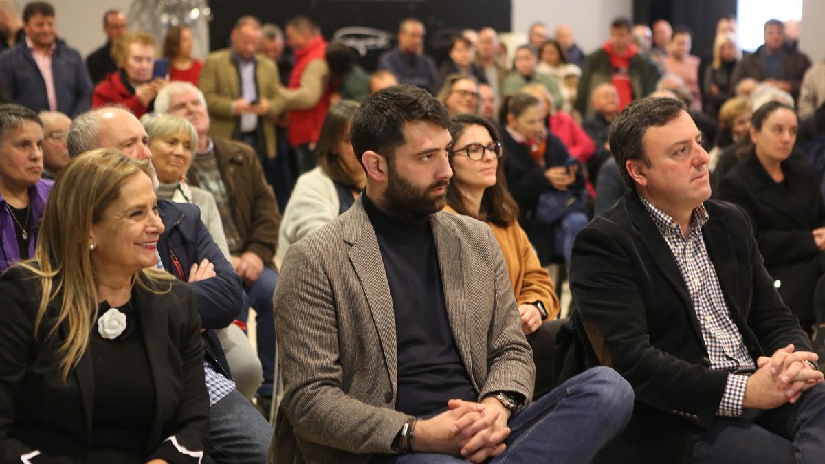 López Bueno (centro) en la presentación de su candidatura junto a Carmela Silva y Formoso