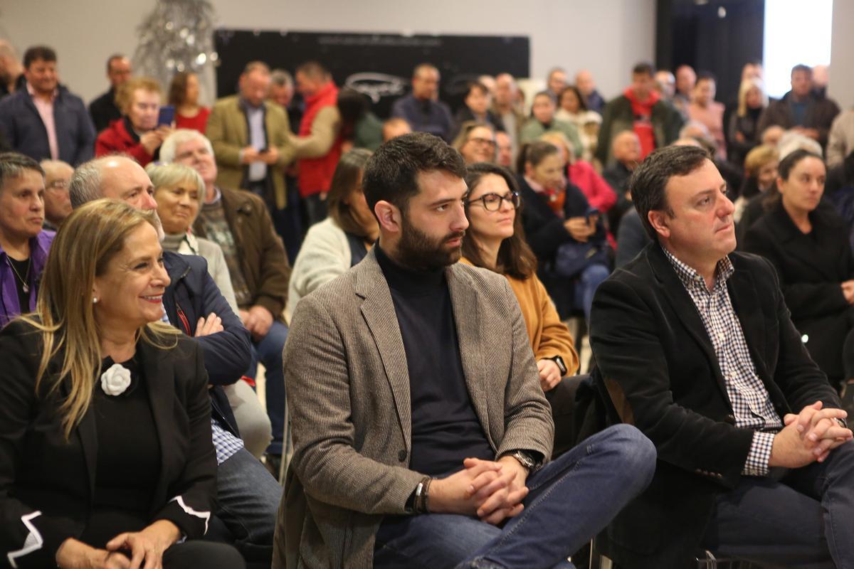 López Bueno (centro) en la presentación de su candidatura junto a Carmela Silva y Formoso