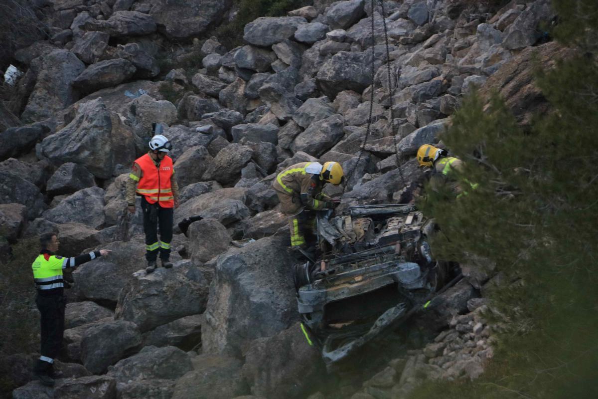 Tres menors morts i un ferit crític en caure un cotxe per un barranc al Perelló