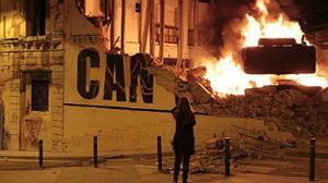 Segona nit de disturbis a Sants pel desallotjament de Can Vies.