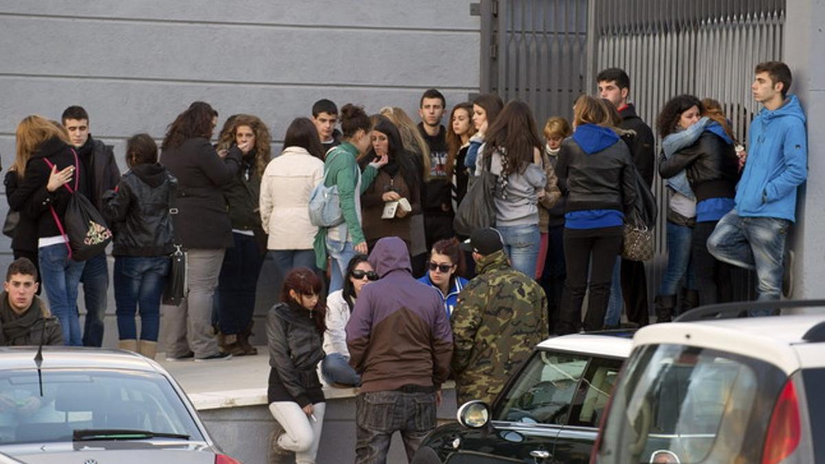 Un grupo de jóvenes en la entrada del tanatorio de Daganzo, donde han acudido a despedir a Katia Esteban Casielles, de 18 años, una de las tres fallecidas en la avalancha de Madrid Arena.