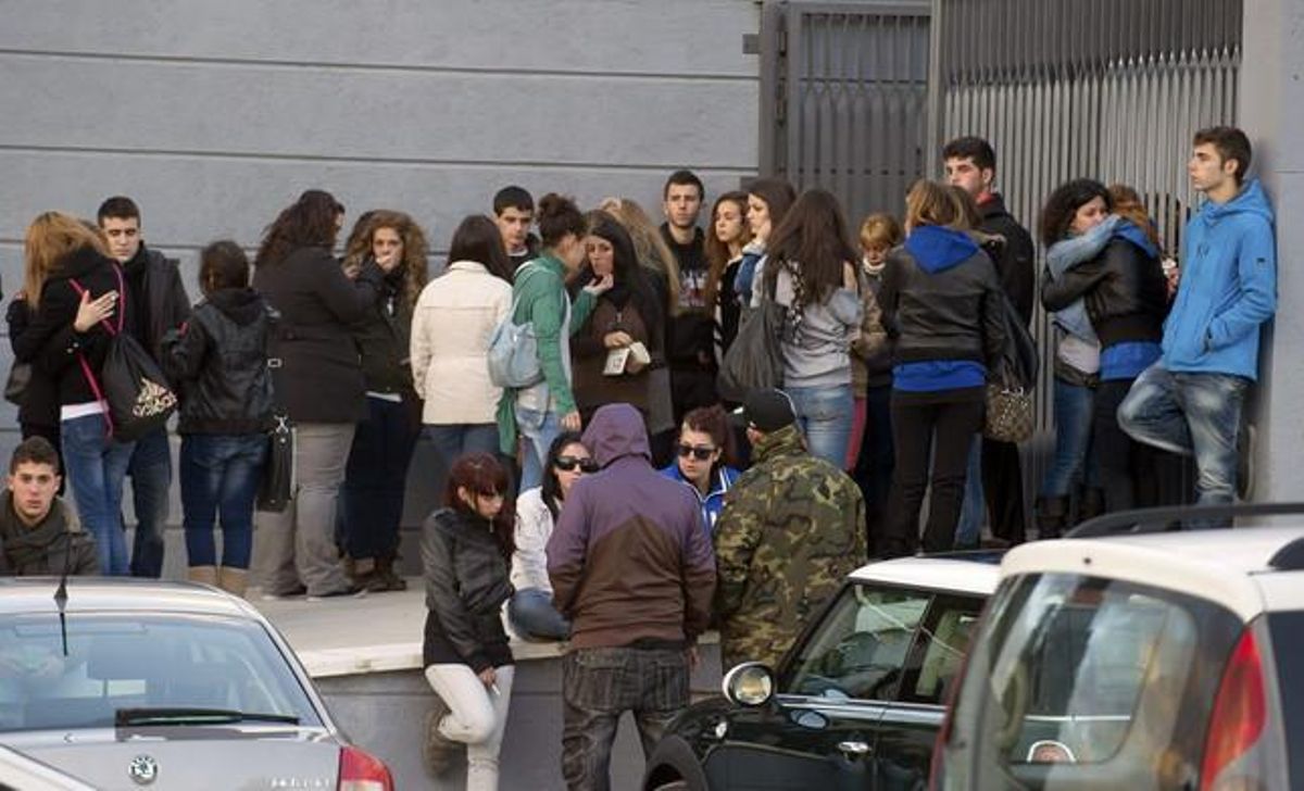 Un grup de joves a l’entrada del tanatori de Daganzo, on han anat a acomiadar Katia Esteban Casielles, de 18 anys, una de les tres mortes en l’allau de Madrid Arena.