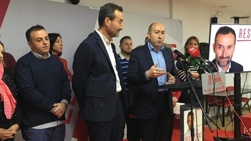 Carlos González y Alejandro Soler rodeados de militantes en la sede del PSOE.