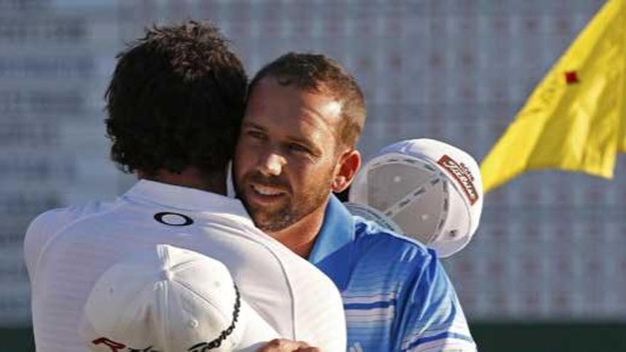 García se abraza al norirlandés McIlroy al término de la jornada del sábado.