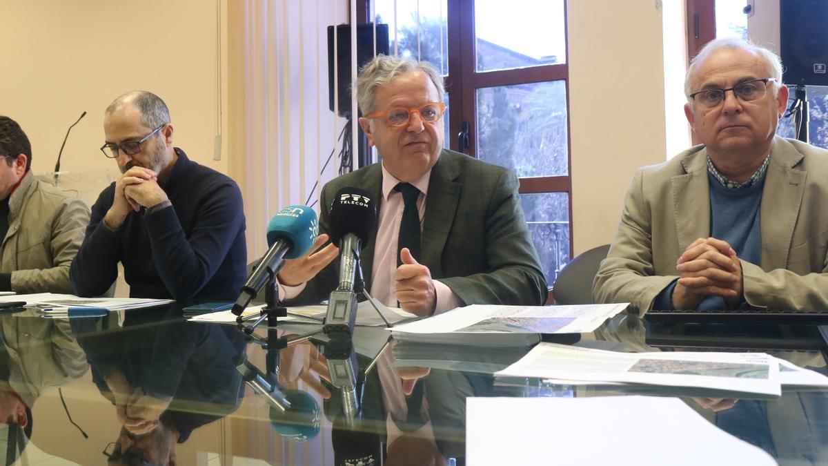 Pedro Caro, Salvador Fuentes y Juan Murillo, en la presentación del catálogo de bienes.