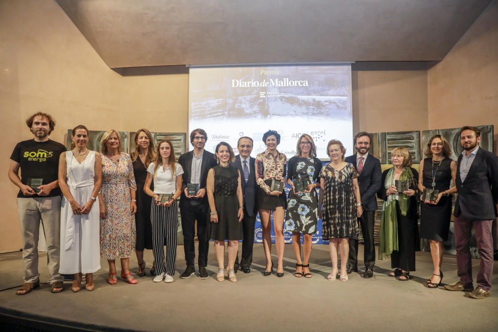 Los premiados posan tras finalizar el acto