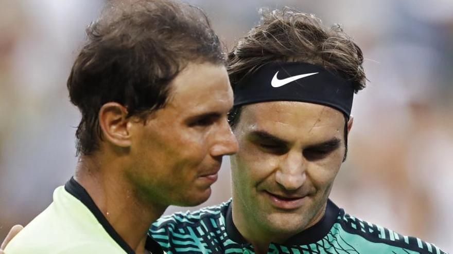 Nadal y Federer se saludan tras el partido.