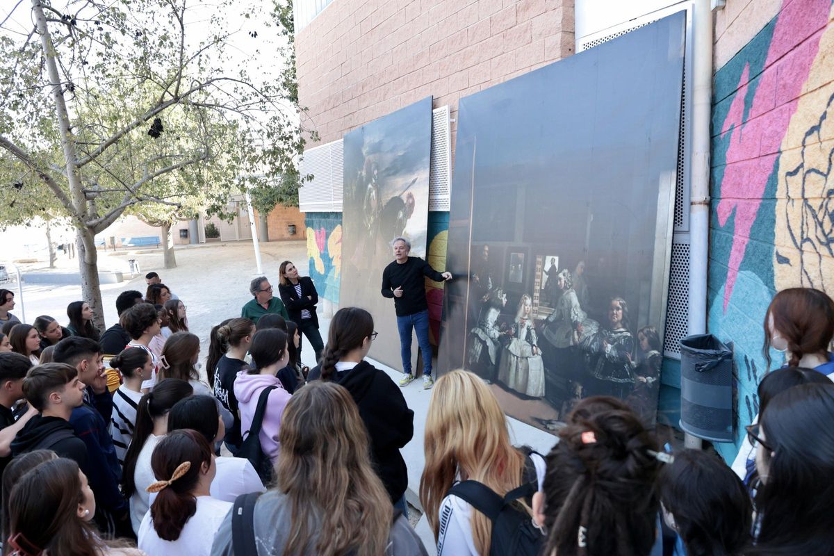 Nacho Ruis le muestra las obras a los alumnos.