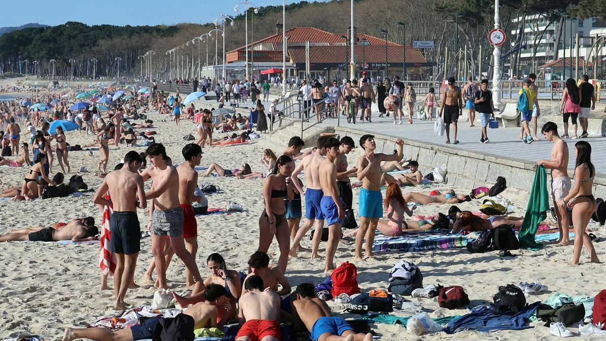 Muchos adolescentes y menores acudieron este viernes a disfrutar del buen tiempo en Samil.