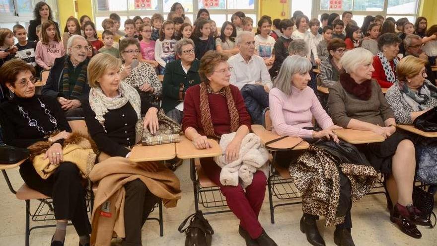 Alrededor de medio centenar de profesores jubilados acudieron ayer al acto en Campolongo. // R. Vázquez