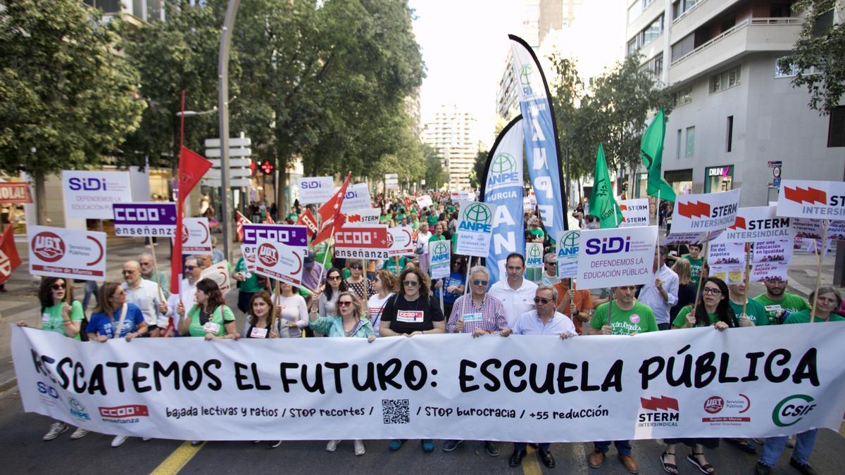 Cientos de personas han participado en la manifestación este jueves por las calles de Murcia.