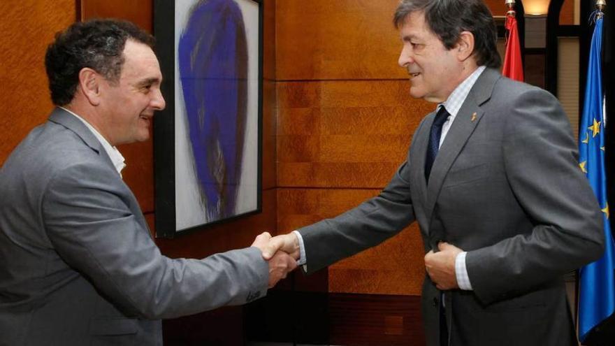 Juan Cañal y Javier Fernández, estrechándose la mano antes de la reunión de ayer.