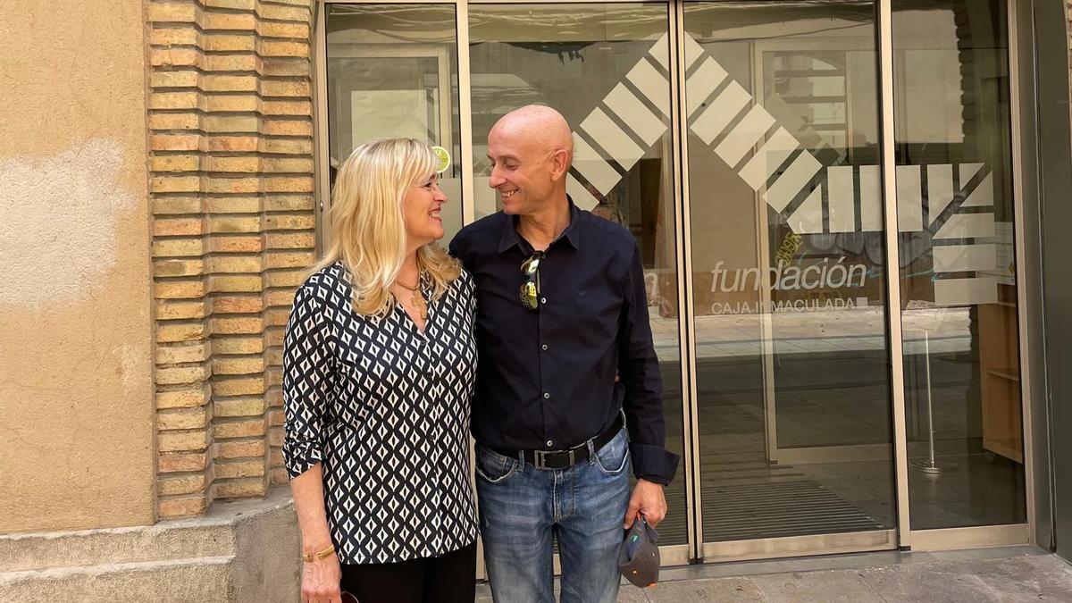María José y Hernando Santiago Ortín, en las puertas del centro Joaquín Roncal este miércoles.