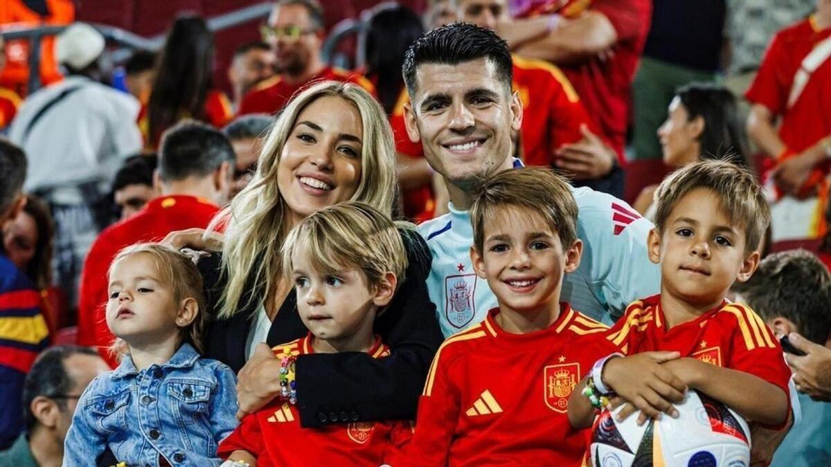 Alice Campello y Álvaro Morata, con sus cuatro hijos, tras ganar España la Eurocopa.