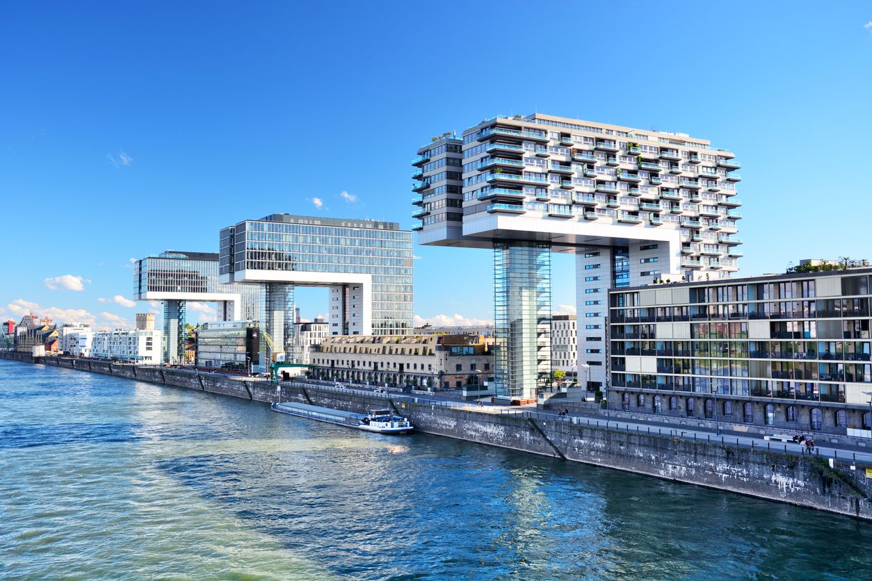 Los Kranhäuser, con forma de L invertida reminiscente a las antiguas grúas de puerto, son tres edificios residenciales inaugurados en 2008