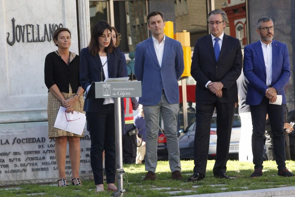 Ofrenda floral a Jovellanos en Gijón