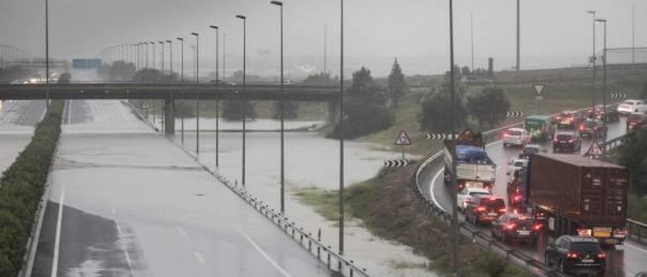 Esta imagen, con la Pista de Silla cortada por el agua estancada, no se volverá a repetir con esta obra.