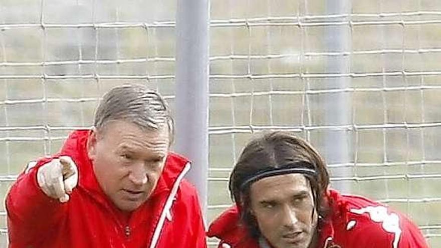 Clemente, charlando con Sangoy en el entrenamiento de ayer.