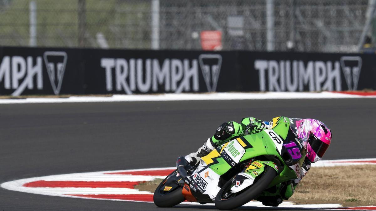 Towcester (United Kingdom), 08/08/2026.- Britains Scott Ogden, of the CIP Green Power KTM Team in action during the Moto3 qualifying session at the Motorcycling Grand Prix of Great Britain at the Silverstone Circuit race track in Towcester, Britain, 08 August 2026. (Motociclismo, Gran Bretaña, Reino Unido) EFE/EPA/TIM KEETON
