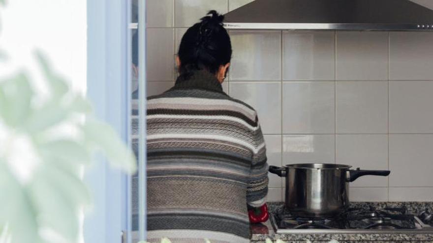 Una mujer, en la cocina de una casa de acogida.