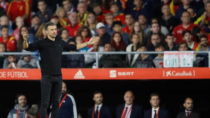 Luis Enrique gesticula durante el España-Inglaterra del Benito Villamarín.