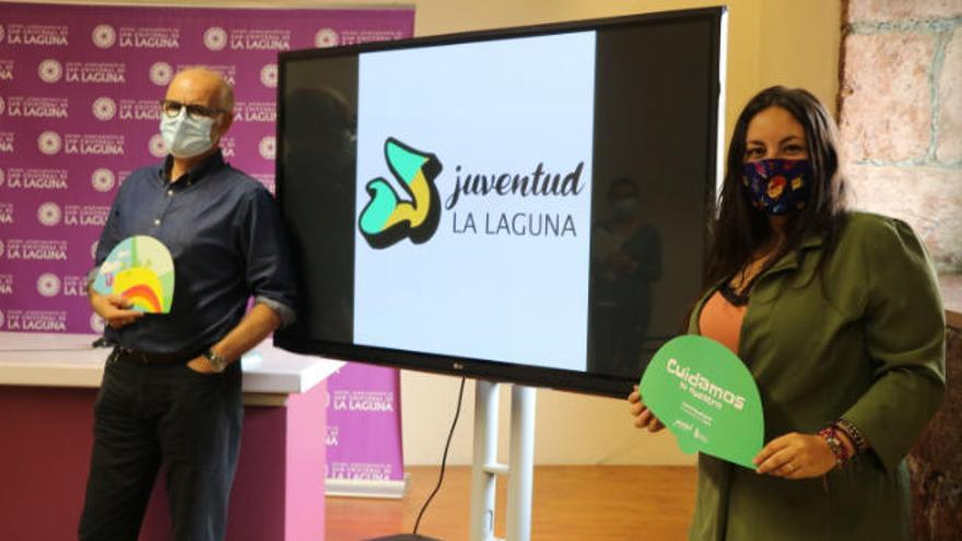 Alberto Cañete y Laura Fuentes, junto al nuevo logo de la Concejalía de Juventud de La Laguna.