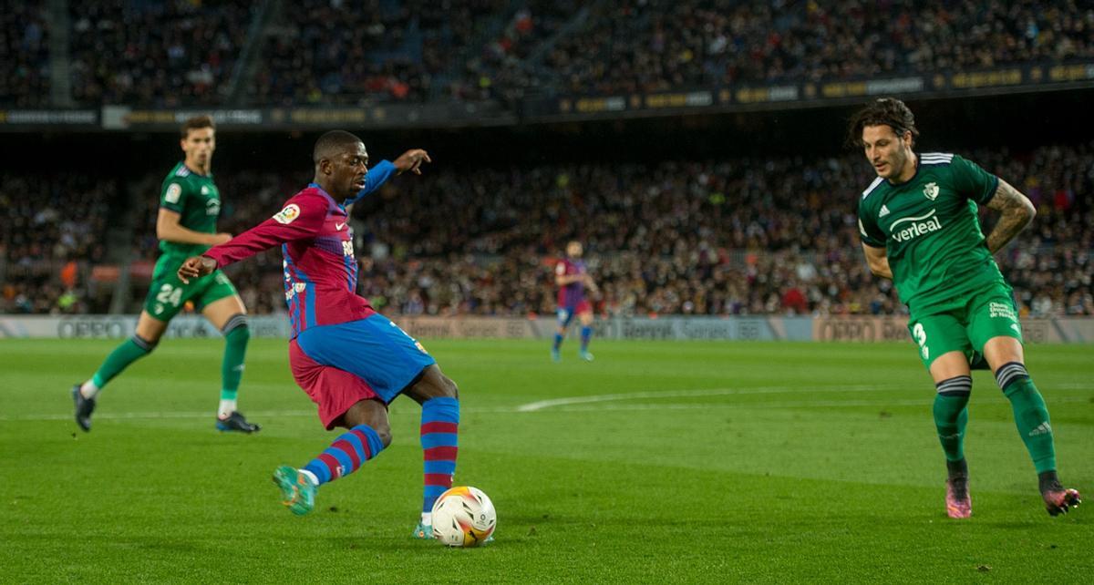 Dembélé realiza un centro de rabona en el Barça-Osasuna en el Camp Nou.