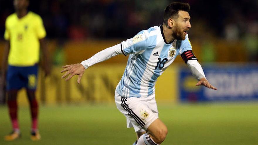 Leo Messi festeja jubiloso el tercer tanto de su cuenta particular en el choque que medía a Argentina con Ecuador en Quito.