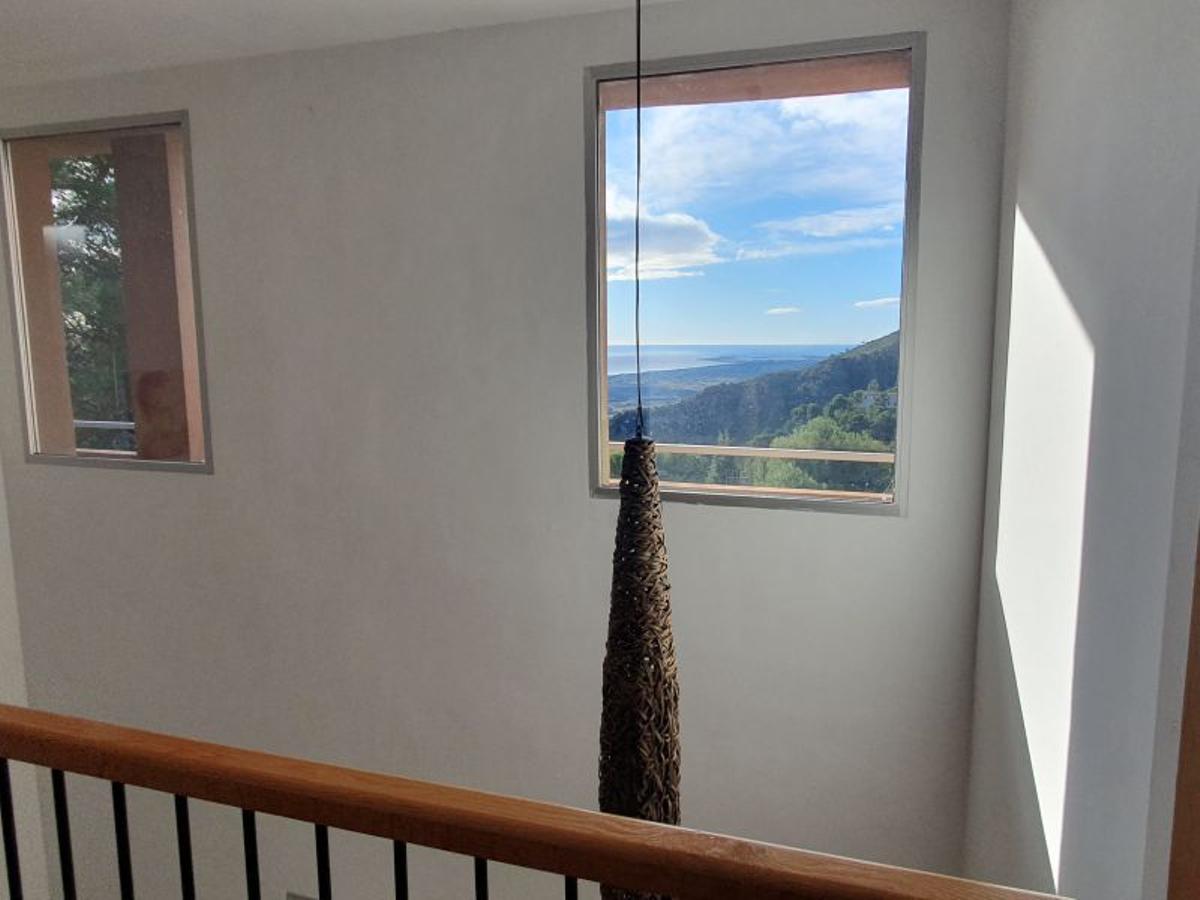 Ventana ubicada en las escaleras de la vivienda.