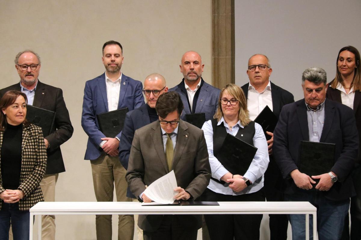 El president de la Generalitat, Salvador Illa, signant un conveni amb alguns municipis de Catalunya per licitar solars per construir habitatge públic.