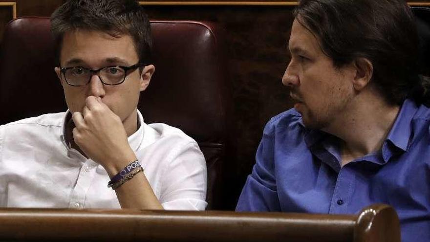 Íñigo Errejón y Pablo Iglesias, ayer, en el Congreso. // Efe