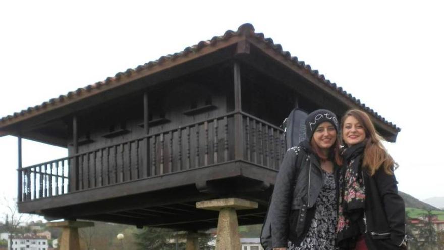 Beatriz y Paula García, ayer, en el parque de la Concordia de Arriondas.