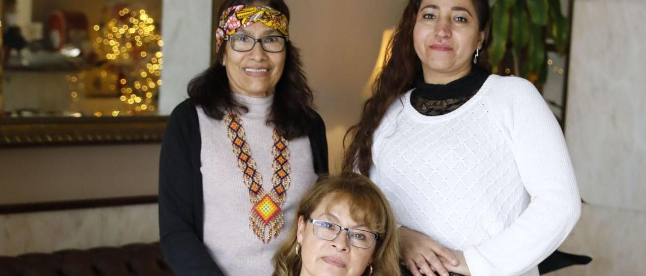 Por la izquierda, Lola Villacob, Luz Mery Forero y Claribel Bonilla, en el hotel Alcomar. | Marcos León