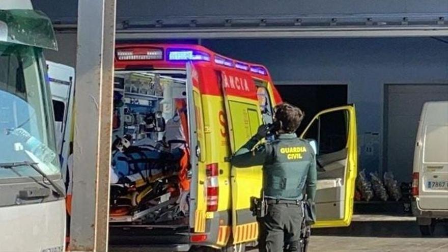 Un trabajador cae del techo al instalar paneles solares en Castellón