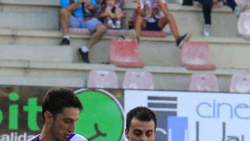 Javi Rodríguez pelea por un balón.