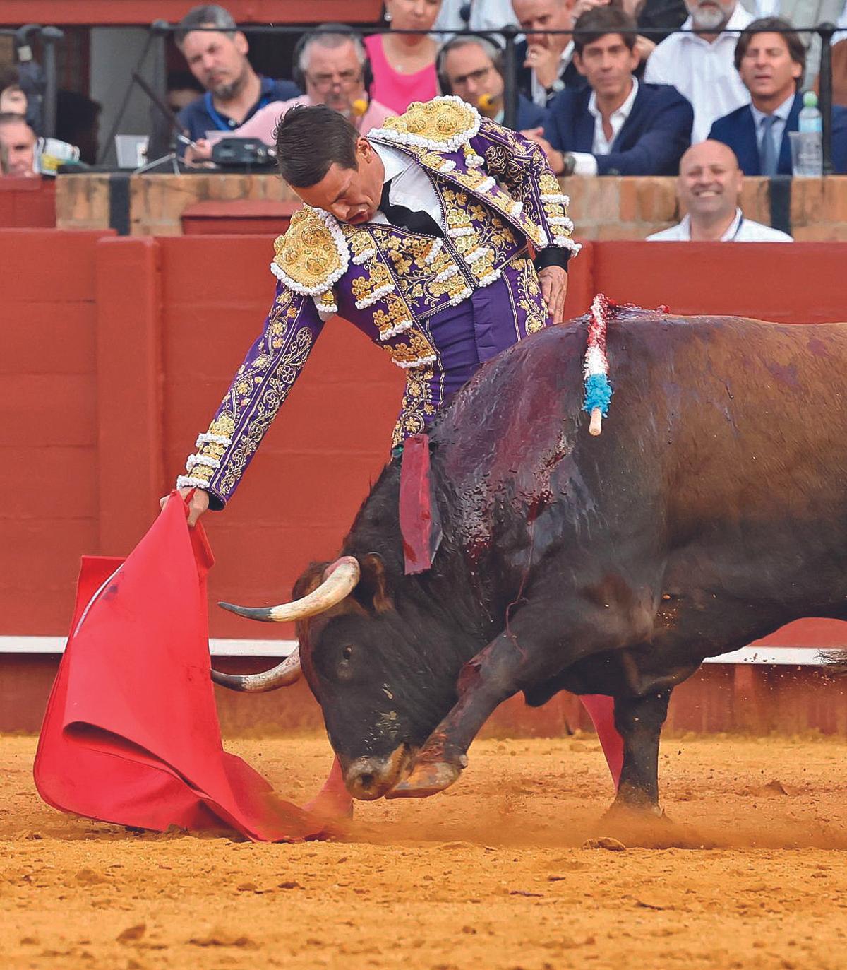 José María Manzanares, con la derecha en La Maestranza de Sevilla.