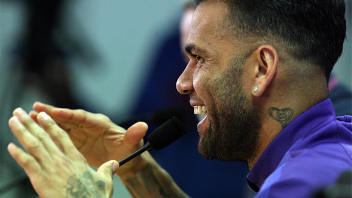 Alves, bailando al final de la rueda de prensa