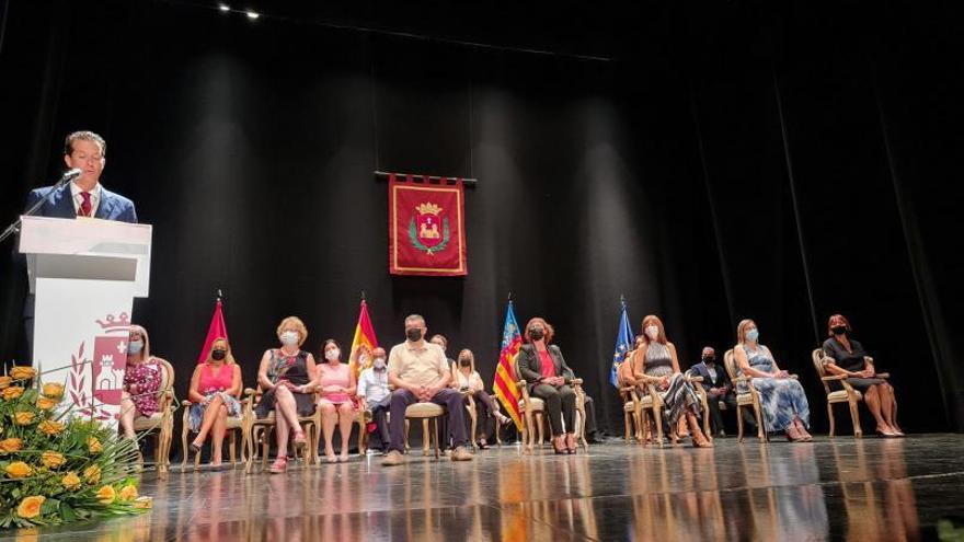 El alcalde Rubén Alfaro durante su intervención en el Teatro Castelar en presencia de la gerente del Hospital de Elda y una representación del personal sanitario. | INFORMACIÓN