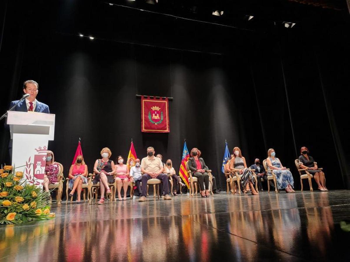 El alcalde Rubén Alfaro durante su intervención en el Teatro Castelar en presencia de la gerente del Hospital de Elda y una representación del personal sanitario. | INFORMACIÓN