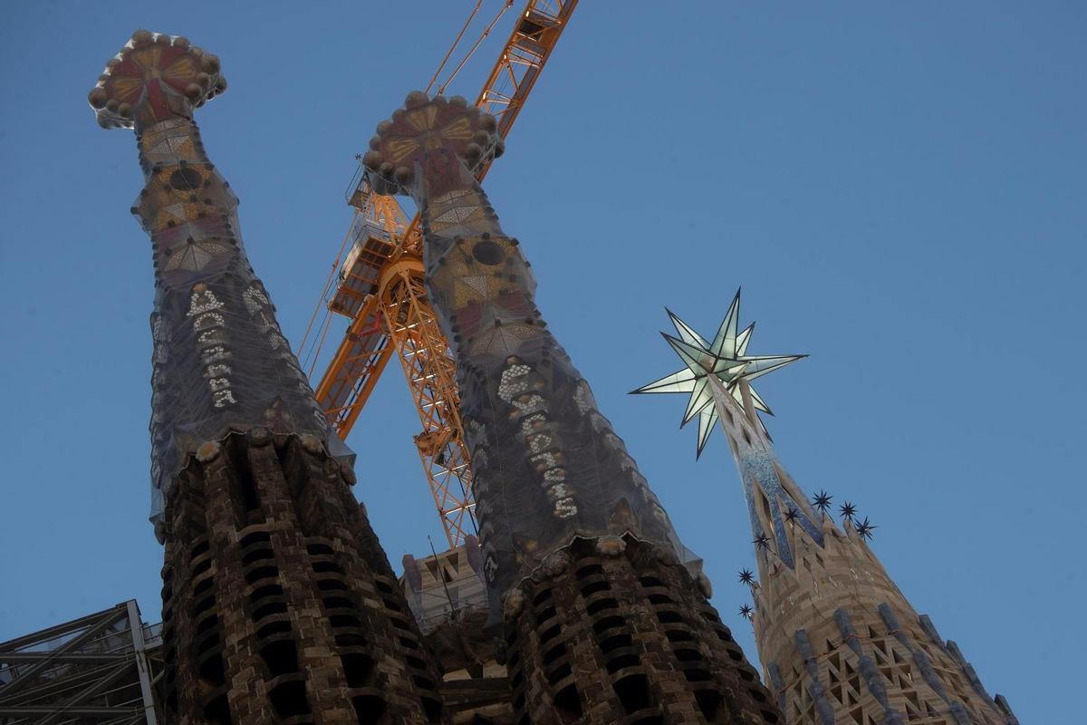 La basílica de la Sagrada Familia ha encendido por primera vez este miércoles la gran estrella de cristal que, a 138 metros de altura y un peso de cinco toneladas, corona el templo e ilumina el cielo de Barcelona para convertirse en un nuevo atractivo de la ciudad. EFE/Marta Pérez
