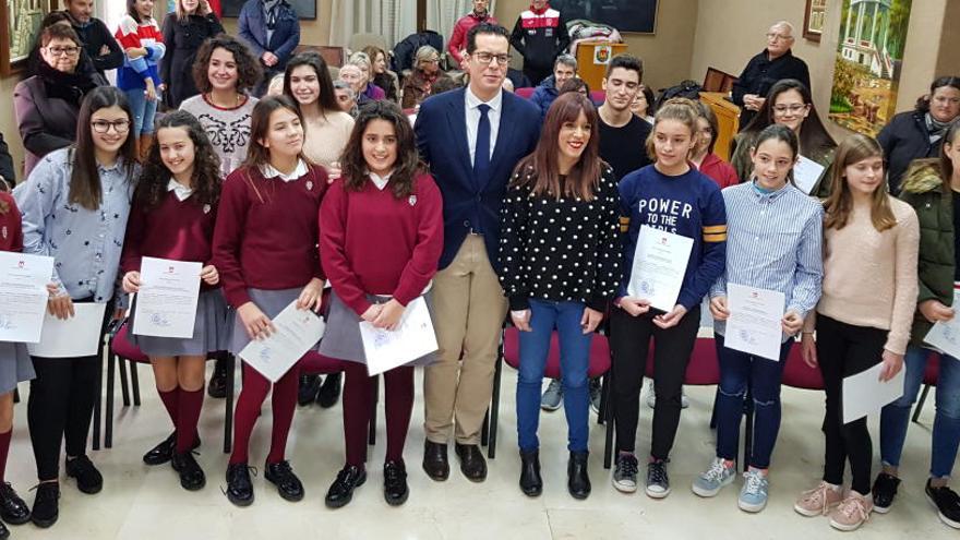 Los alumnos distinguidos con el alcalde y la edil de Educación