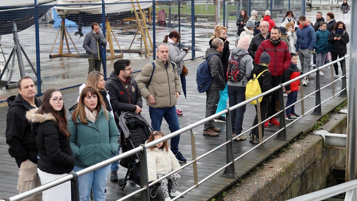 Vigo (Estación de Ría). Viajeros o turistas que embarcan a las Islas Cíes.