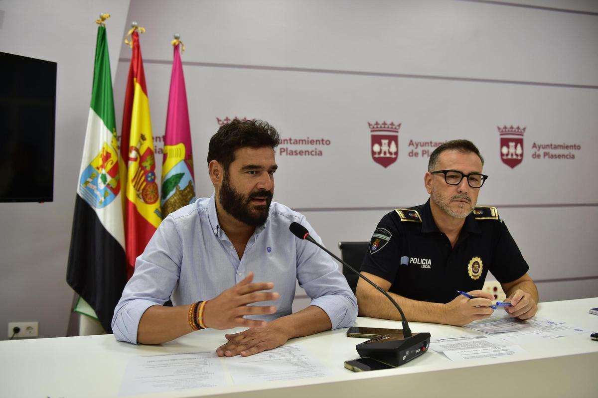 El concejal de Interior de Plasencia (izquierda), junto al intendente José Antonio Quijada.