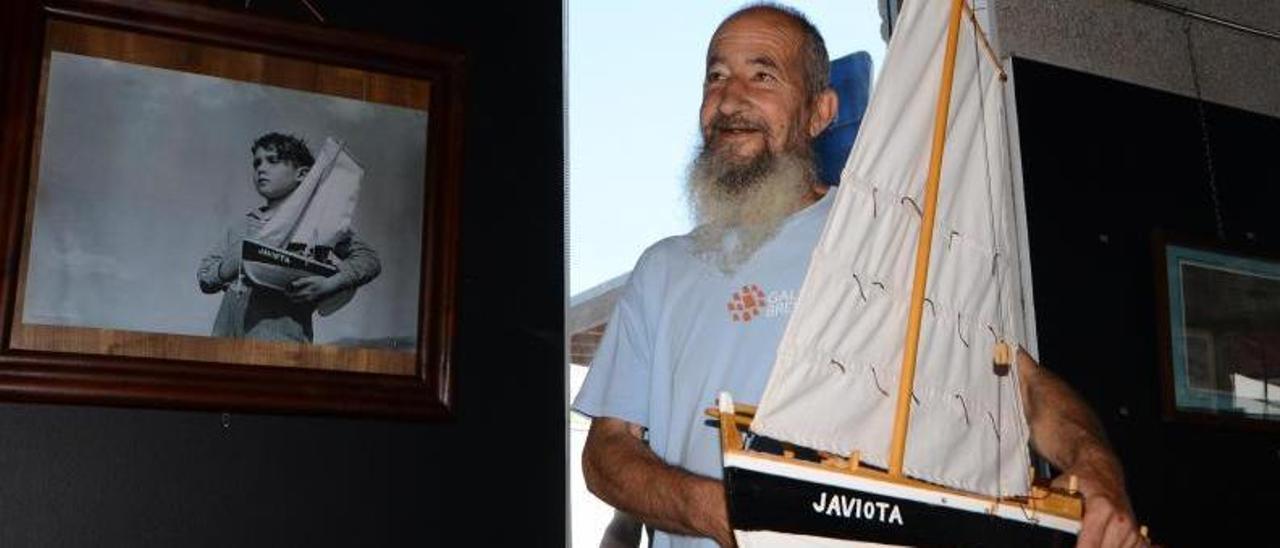 Víctor Domínguez en una exposición de maquetas, posando de igual manera que el niño de la icónica fotografía de José Suárez.   | // G.N.