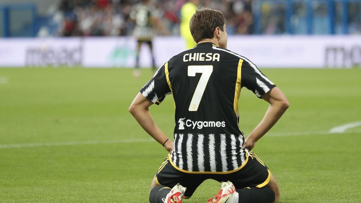 Federico Chiesa se lamenta durante la derrota de la Juventus en el campo del Sassuolo