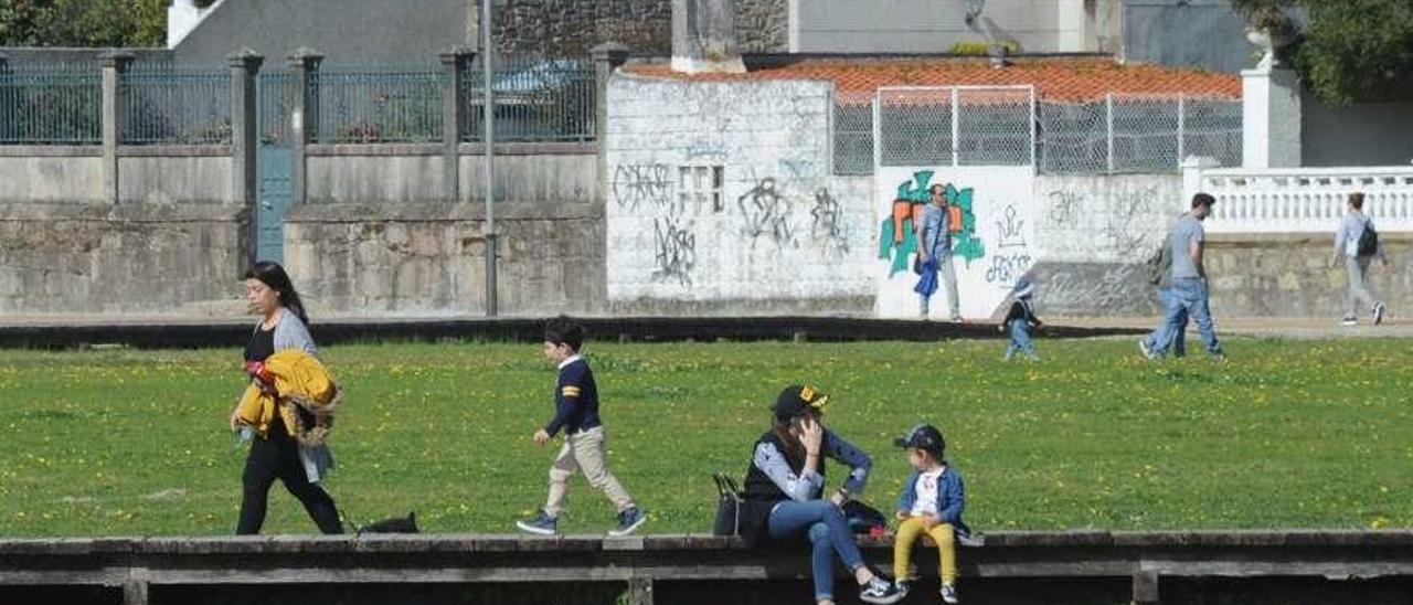 Niños jugando en el entorno de la playa vilagarciana de A Concha-Compostela. // Iñaki Abella