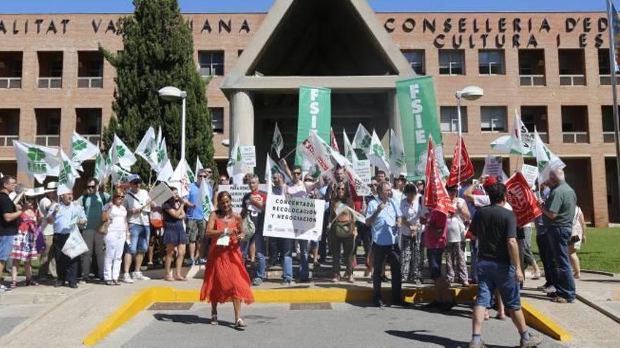 Protesta ante la Conselleria de Educación, ayer.